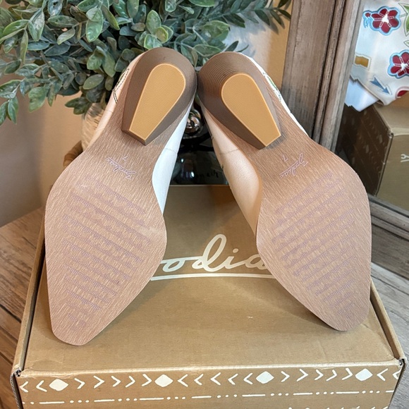 Zodiac Floral Embroidered White Ankle Boots - Picture 7 of 9